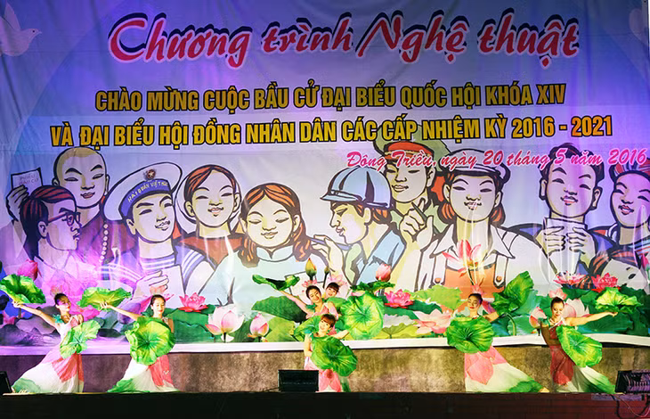 Tiết mục “Đài sen dâng Bác” do các ca sĩ, diễn viên Đội tuyên truyền lưu động (Trung tâm Văn hóa tỉnh) biểu diễn.