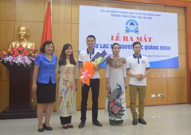 Lãnh đạo Sở LĐ-TB&XH tặng hoa chúc mừng Ban chủ nhiệm CLB.