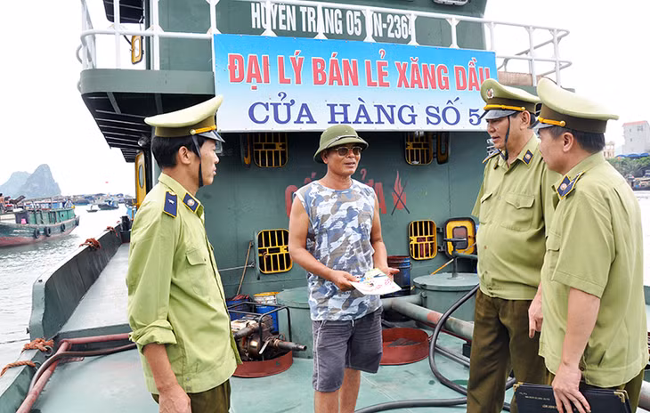 Cơ quan chức năng kiểm tra một điểm bán lẻ xăng dầu tại biển Vân Đồn.