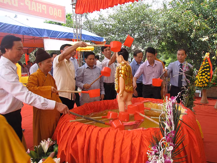 Đại biểu cùng thực hiện nghi lễ tắm Phật.