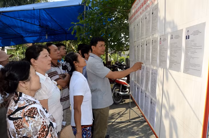 Các cử tri tranh thủ xem lại tiểu sử của những ứng cử viên nhằm lựa chọn những người xứng đáng bầu vào Quốc hội khóa XIV và HĐND các cấp