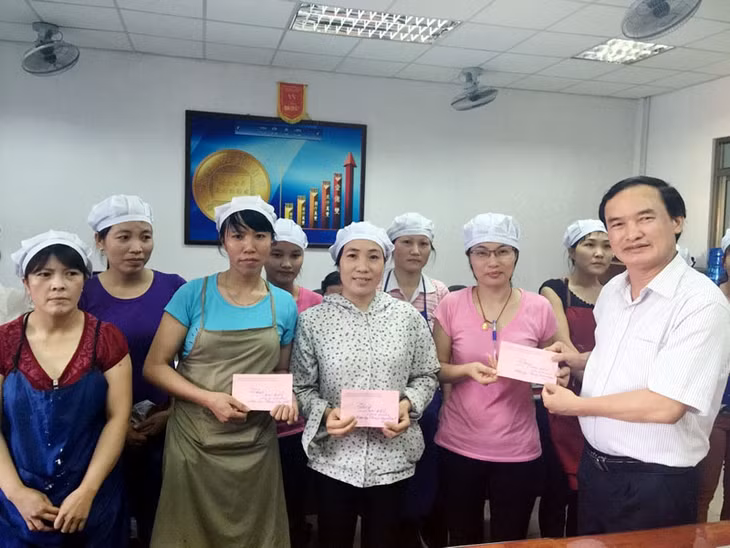 Đồng chí Trần Danh Chức thăm và tặng quà cho công nhân Chi nhánh Công ty TNHH Sao Vàng Uông Bí nhân dịp Tháng Công nhân 2016.