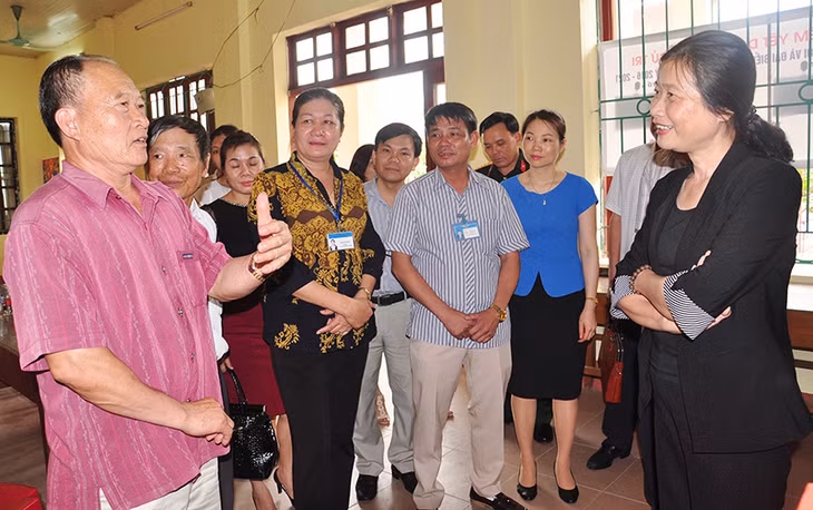 Đồng chí Đỗ Thị Hoàng nghe tổ bầu cử số 7 phường Việt Hưng báo cáo công tác chuẩn bị cho ngày bầu cử. 