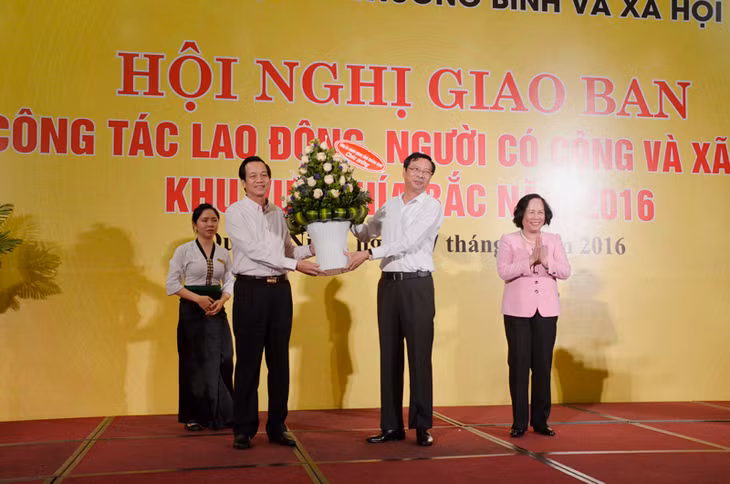 Đồng chí Nguyễn Văn Đọc, Bí thư Tỉnh ủy, Chủ tịch HĐND tỉnh tặng hoa chúc mừng tân Bộ trưởng Bộ LĐ,TB&XH Đào Ngọc Dung
