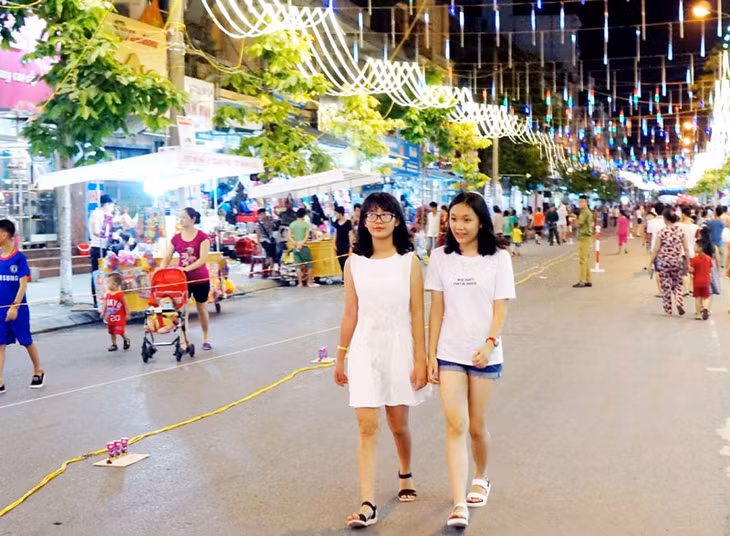 Đi bộ ở phố đi bộ.