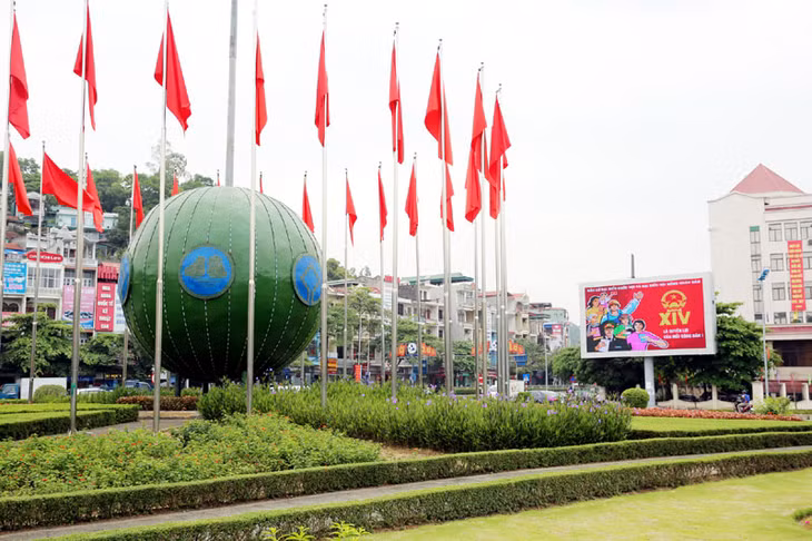 Tại TP Hạ Long, cờ hoa đã rực rỡ các tuyến đường.