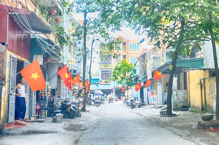 Các ngõ nhỏ rực rỡ sắc đỏ.