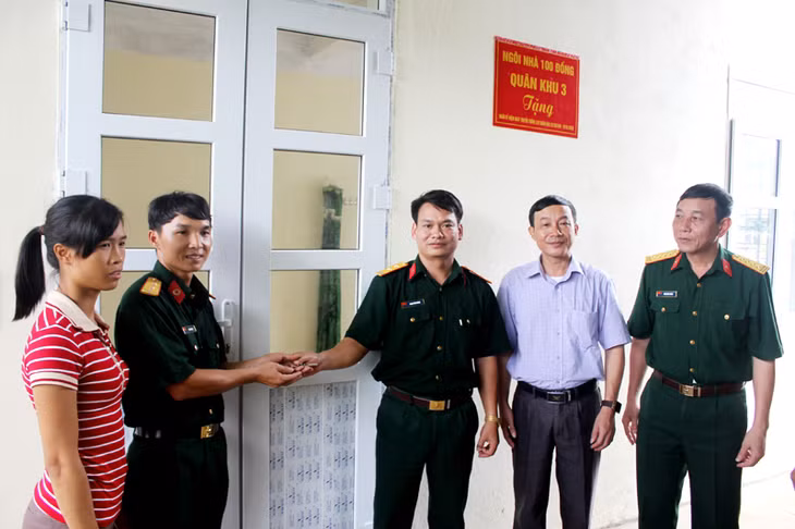 Bộ CHQS tỉnh phối hợp với BTL Quân khu 3 trao tặng “nhà đồng đội” cho Trung uý Lý Văn Vượng, y sĩ Ban CHQS huyện Bình Liêu, ngày 31-8-2015.