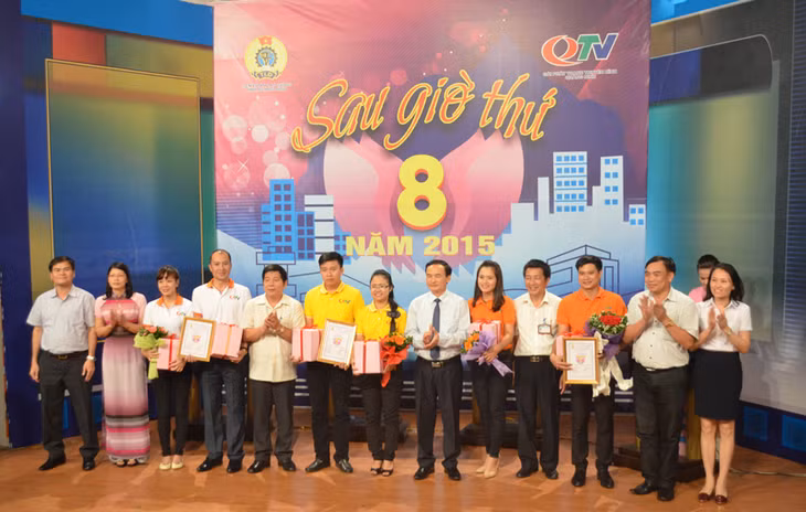 Ban tổ chức trao giải cho các đội chơi