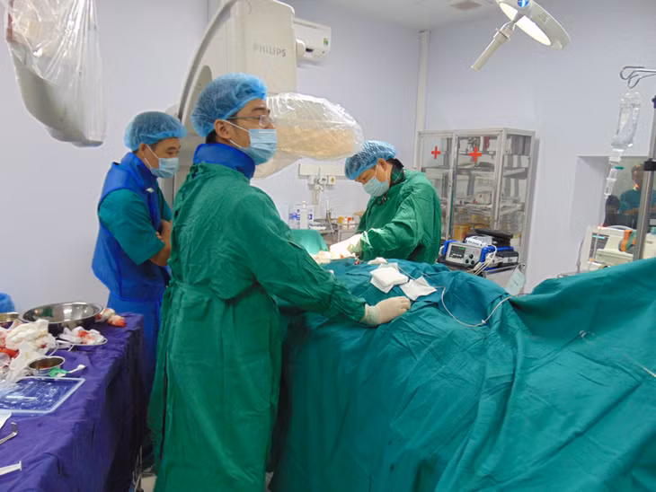 Các bác sĩ thực hiện kỹ thuật đặt máy tạo nhịp tim vĩnh viễn cho bệnh nhân.