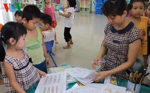Bắt học sinh lớp 1 "đọc trơn" là hệ quả của việc dạy thêm, học thêm (Ảnh minh họa)