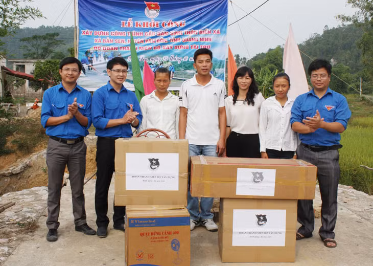 Đoàn Thanh niên Bộ Xây dựng tặng 02 máy tính và 02 quạt điện cho trường phổ thông cơ sở Bản Sen, xã Bản Sen, huyện Vân Đồn.