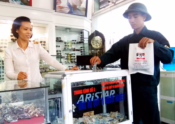 Tại các cửa hàng của doanh nghiệp tư nhân Trung Kính đều có các thùng quyên góp, khách hàng có thể tự tay thả 10% tiền lãi của Công ty khi bán sản phẩm để ủng hộ người nghèo.