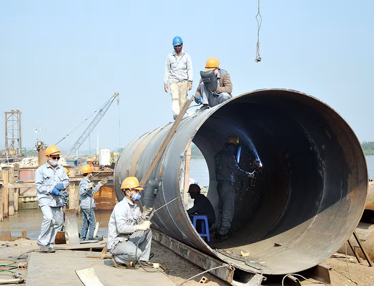 CNLĐ Tổng Công ty Xây dựng công trình giao thông 4 thi công gói thầu số 5 Dự án đường cao tốc nối TP Hạ Long với cầu Bạch Đằng.