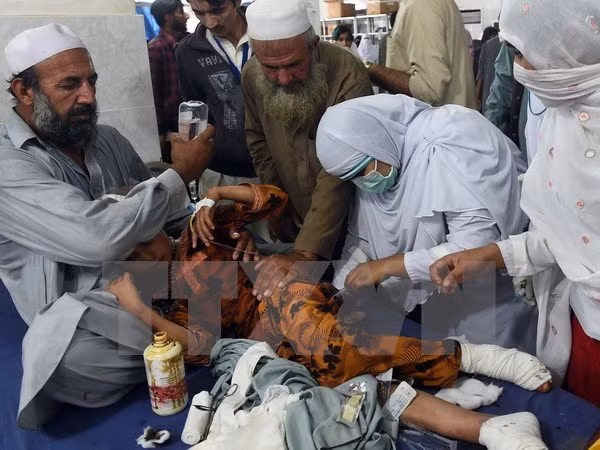  Chữa trị cho một nạn nhân bị thương trong trận động đất tại bệnh viện ở Peshawar, Pakistan. (Nguồn: AFP/TTXVN)