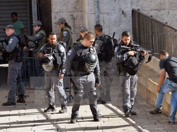 Cảnh sát Israel tuần tra tại lối vào khu thành cổ ở đông Jerusalem ngày 15/10. (Nguồn: AFP/TTXVN)
