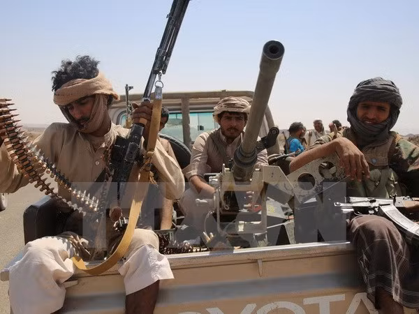 Các tay súng bộ lạc ủng hộ Chính phủ Yemen. (Nguồn: AFP/TTXVN)