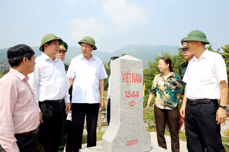 Đồng chí Nguyễn Đức Long, Chủ tịch UBND tỉnh kiểm tra hoạt động thương mại biên giới tại cửa khẩu Bắc Phong Sinh, Hải Hà.
