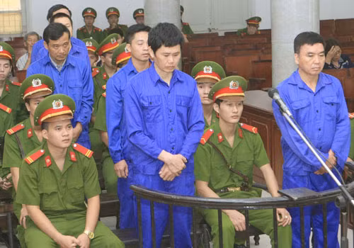 Các bị cáo trong phiên toà sáng nay.
