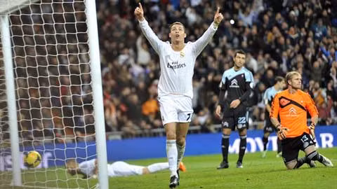 Real Madrid (áo trắng) đủ sức bỏ túi 3 điểm dù phải hành quân đến sân của Celta Vigo