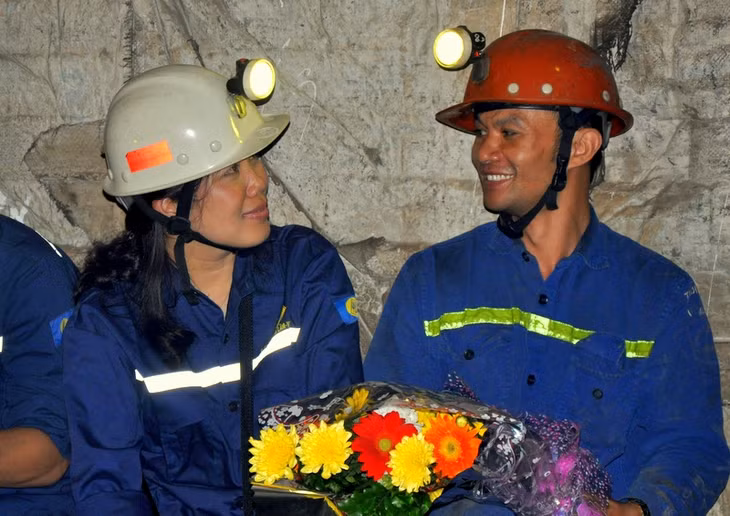 Đồng chí Nguyễn Thị Thu Hà, Tỉnh ủy viên, Bí thư Tỉnh Đoàn trò chuyện với anh em công nhân đang lao động ở mức -300, mặt bằng +75, công ty CP Than Hà Lầm.