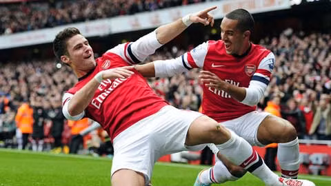 Giroud và Walcott (phải) đều đang có phong độ tốt.