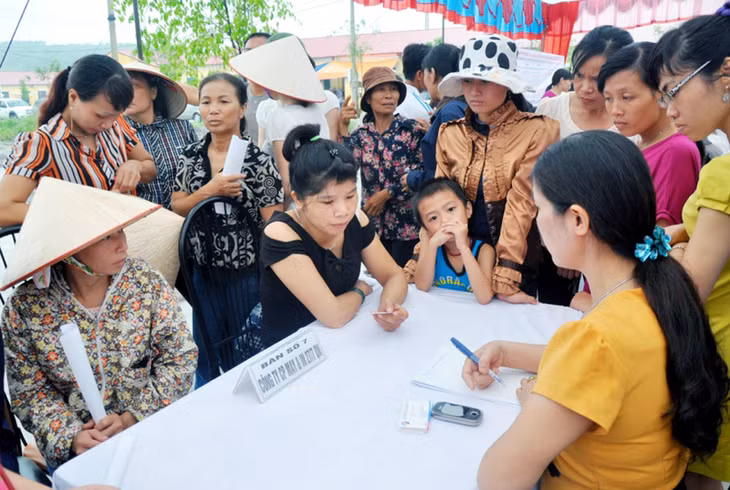 Chợ phiên việc làm từng được tổ chức tại “phố làng chài” nhưng số người “trụ” lại với nghề mình lựa chọn không nhiều...