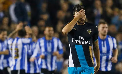 Nỗi thất vọng của Giroud khi để thua đậm đối thủ. Ảnh: Reuters.