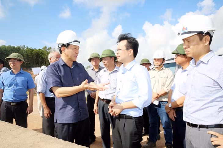 Đồng chí Nguyễn Văn Thành, Phó Chủ tịch UBND tỉnh kiểm tra tiến độ thi công tại gói thầu số 2 dự án Đường nối TP Hạ Long với cầu Bạch Đằng