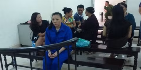 Bị cáo trước vành móng ngựa.