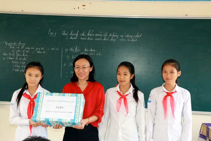 Nhân dịp này Báo Quảng Ninh đã trao tặng các phần quà cho tất cả các lớp học của Trường THCS Bản Sen.