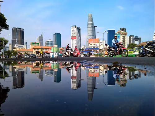 Bức hình chụp đường phố Sài Gòn theo phong cách Puddlegram. Ảnh: Trang Hoài Hưng.
