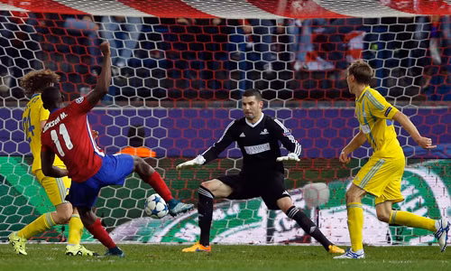 Jackson Martinez (áo đỏ) ghi bàn đầu tiên cho Atletico Madrid ở đấu trường Champions League. Ảnh: AP.