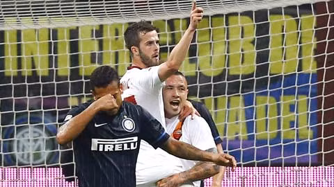 Trước “con mồi” ưa thích Inter, Roma (áo trắng) sẽ không khó nối dài chuỗi toàn thắng ở Serie A lên 6 trận