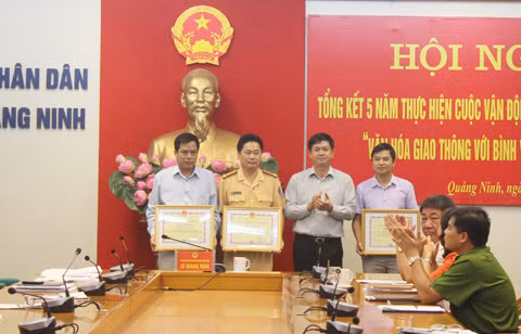 Đồng chí Lê Quang Tùng, Phó Chủ tịch UBND tỉnh, Phó Ban Thường trực Ban ATGT tỉnh, Trưởng BCĐ cuộc vận động chủ trì hội nghị.
