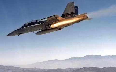 Một chiến đấu cơ F-18 Hornet của Mỹ phóng tên lửa tấn công IS. Ảnh AP