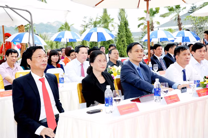 Các đồng chí lãnh đạo tỉnh dự buổi lễ khai trương.