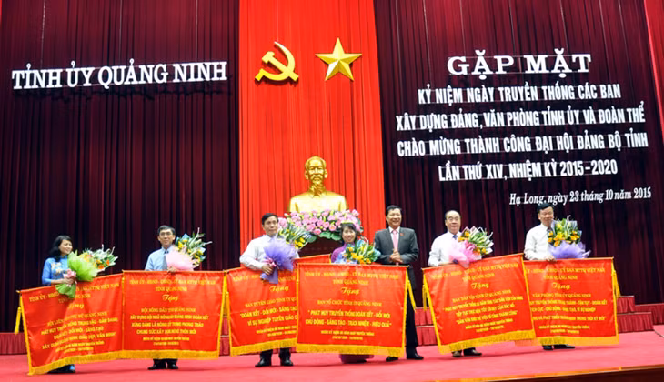Thay mặt Tỉnh uỷ, HĐND, UBND, UB MTTQ tỉnh đồng chí Nguyễn Văn Đọc, Bí thư Tỉnh uỷ, Chủ tịch HĐND tỉnh đã trao tặng bức trướng cho các ban xây dựng Đảng, Văn phòng Tỉnh ủy và các đoàn thể.