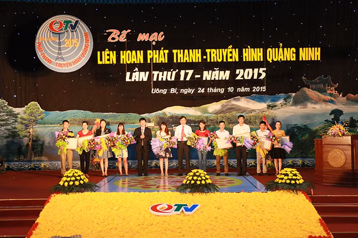 Lãnh đạo tỉnh trao thưởng cho các tác giả đạt giải vàng Liên hoan Phát thanh Truyền hình Quảng Ninh lần thứ 17.