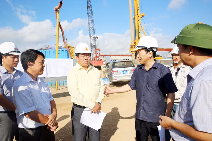 Đồng chí Nguyễn Văn Thành, Phó Chủ tịch UBND tỉnh kiểm tra tiến độ thi công tại gói thầu số 1 dự án Đường nối TP Hạ Long với cầu Bạch Đằng