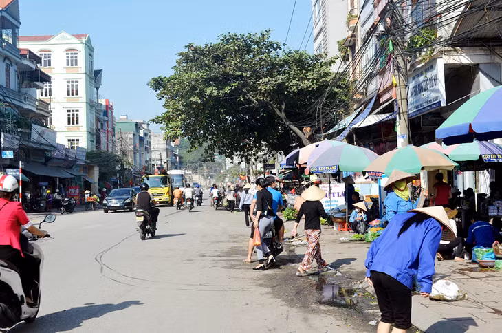 Hàng quán bủa vây vỉa hè, lề đường trước khu vực cổng chợ Hà Lầm. (Ảnh chụp ngày 15-10-2015)