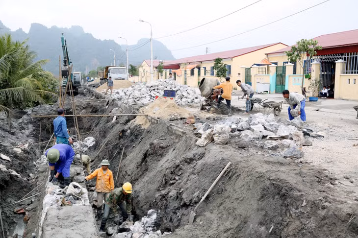 Hiện nay tỉnh và thành phố đã và đang đầu tư nhiều công trình dân sinh, trong đó có hệ thống cống thoát nước, cho “Phố làng chài”. Ảnh: Khánh Giang