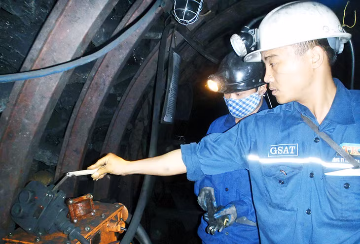 Lực lượng ĐVTN Công ty Than Mạo Khê được tin tưởng giao đảm nhận nhiều công trình, phần việc quan trọng. Trong ảnh: Giám sát an toàn đường lò ở Công ty Than Mạo Khê). Ảnh: do Công ty Than Mạo Khê cung cấp