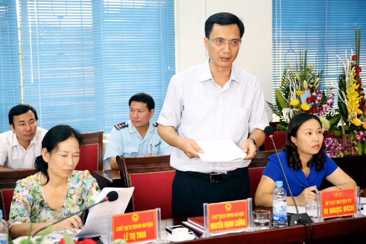 Đồng chí Nguyễn Mạnh Cường, Chủ tịch UBND huyện Hải Hà báo cáo tình hình KT-XH 10 tháng và nhiệm vụ trọng tâm 2 tháng cuối năm 2015.