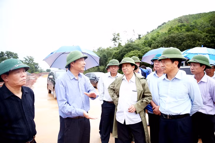 Đồng chí Nguyễn Văn Đọc, Bí thư Tỉnh uỷ, Chủ tịch HĐND tỉnh kiểm tra các điều kiện để thi công Cảng hàng không Quảng Ninh (ngày 22-9-2015) Ảnh: Lan Hương