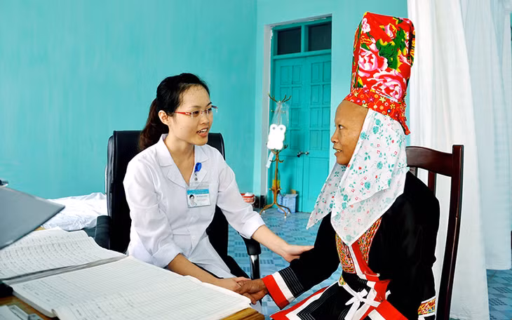Bác sỹ Trung tâm Y tế huyện Bình Liêu thăm hỏi, tư vấn sức khỏe cho bệnh nhân. 