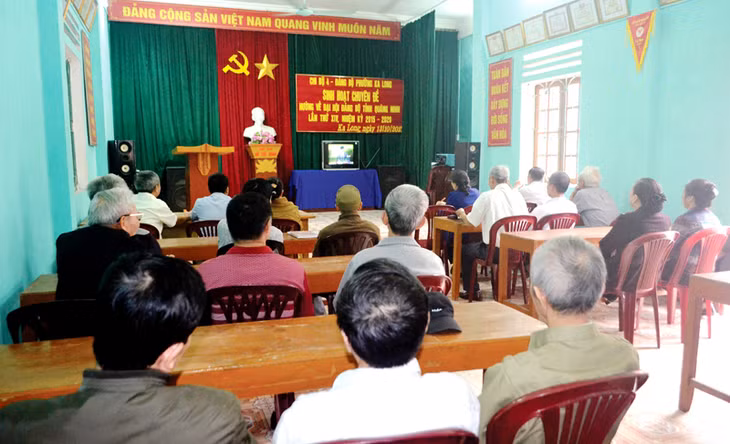 Đại hội Đảng bộ tỉnh lần thứ XIV đã trở thành một đợt sinh hoạt chuyên đề của trên 3.300 đảng viên tại 45 chi, Đảng bộ TP Móng Cái. Trong ảnh: Chi bộ khu phố 4, phường Ka Long theo dõi Đại hội Đảng bộ tỉnh qua truyền hình trực tiếp.