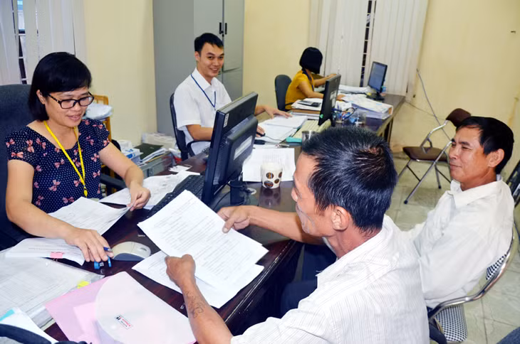 Người dân làm thủ tục lĩnh tiền BHXH tại bộ phận tiếp nhận và trả kết quả “một cửa” của BHXH TP Cẩm Phả.