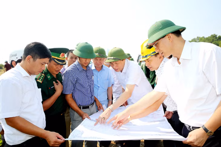 Đồng chí Nguyễn Đức Long, Phó Bí thu Tỉnh ủy, Chủ tịch UBND tỉnh kiểm tra hướng tuyến kéo điện lưới ra đảo Cái Chiên.