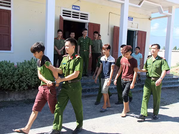 Lực lượng Công an dẫn giải đối tượng.